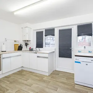Apartment Spacious 3 Bed 1 Bath Hse W Guest Toilet W Parking Near Excel - E16, London