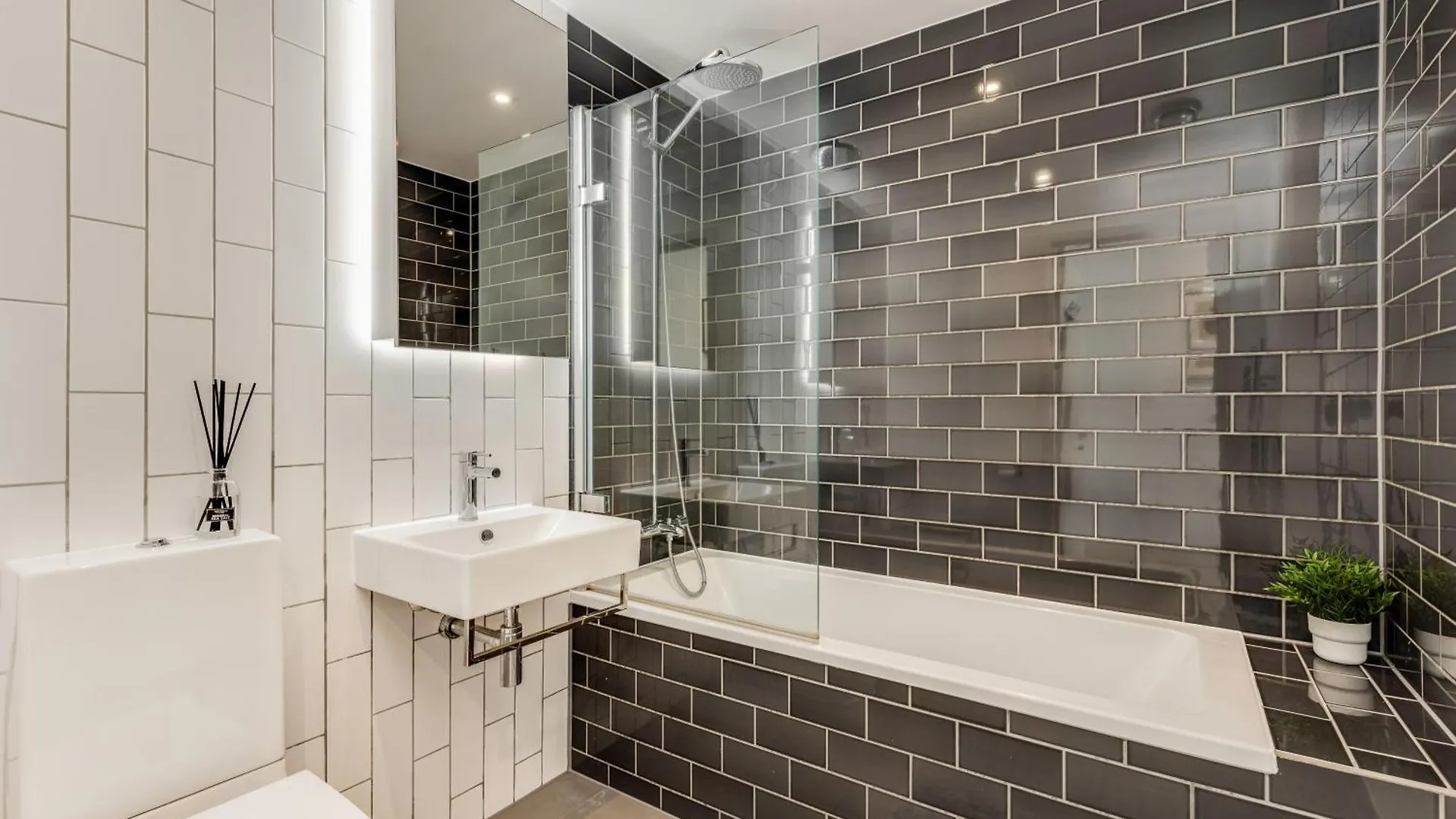Khayat Homes - The Riverre - Luxury 2 Bed Apt London Apartment